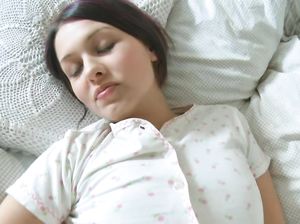 Снежана сняла шортики и приласкала пилотку