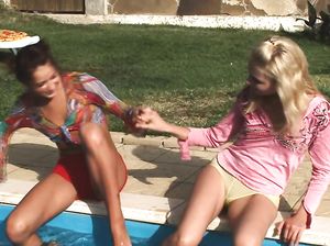 Лесбиянки доводят себя до бурных оргазмов