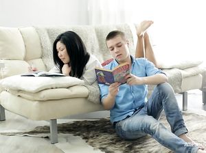 Японская шмара трахается на боку с русским хахалем