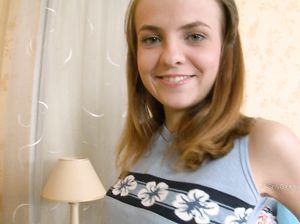 Жанна сама себя ебет страпоном в очко