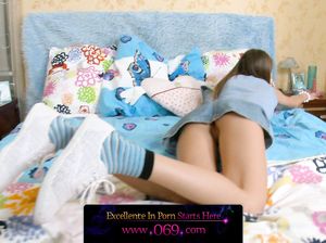 Жанна сама себя ебет страпоном в очко