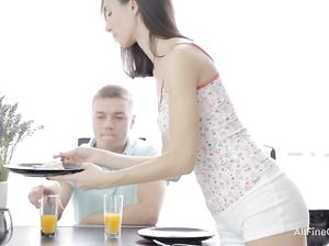 Яну выебали раком в задницу у стола