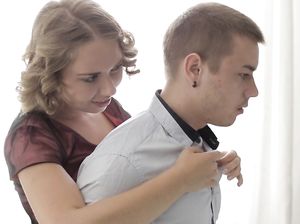 Перед анальным сексом чувак вылизал девке письку