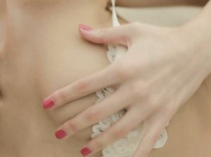 Нежная блондинка чувственно мастурбирует закрыв глаза от удовольствия