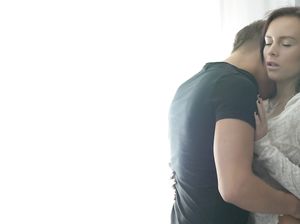 Сочная дырка Инны ебется вовсю с парнем