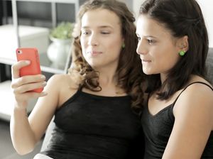 Сделав селфи, подружки занялись кое чем поинтересней