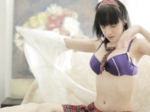 18 летнюю школьницу трахнули в задницу два парня по очереди