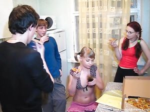 Студенты весело чпокаются с двумя красивыми курвами