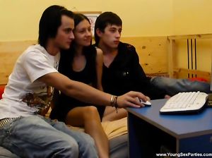 Два студента долбят вагину девки с маленькими сиськами