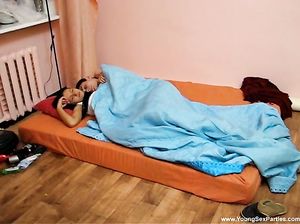 Одна курочка обслужила двух молодых самцов со стоячими членами