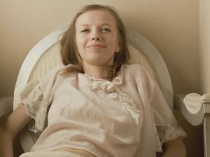 Худенькая красотка демонстрирует нежное тело мужу