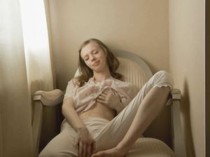 Худенькая красотка демонстрирует нежное тело мужу