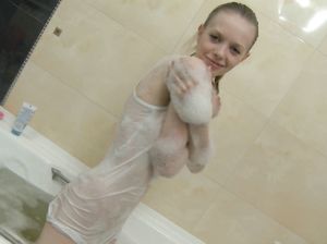 Худая девушка умело мастурбирует в душе