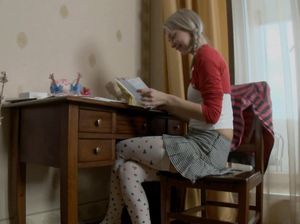 Белокурая стерва села очком на большой резиновый хуй