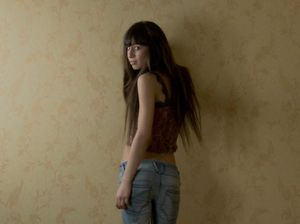 Худая девушка наслаждается мастурбацией у стены