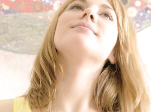 Гелиевый искусственный член входит в небритую киску