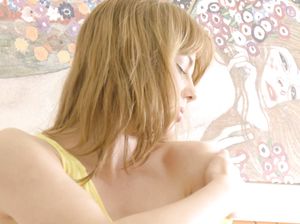 Гелиевый искусственный член входит в небритую киску