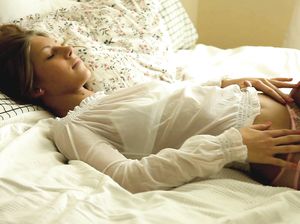 Анжелика белым вибратором трахает пизду