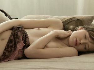 18 летняя зайка с маленькой грудью трогает клиторок