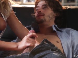 Хороший секс парня и девушки в темной комнате