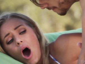 Влюбленный парень трахает обворожительную блондинку у бассейна