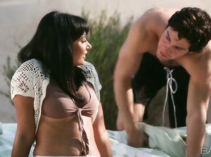 Парень насадил на стоячий кукан сексапильную шмару