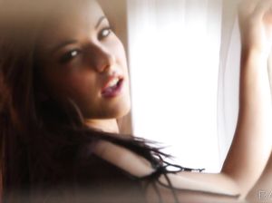 Красотка с большими сиськами эротично разделась