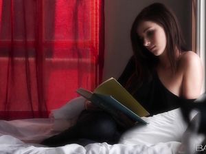 Интеллектуальная брюнетка любит усладить свою киску во время чтения