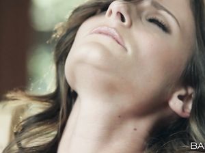 Большегрудая телочка страстно мастурбирует устроившись на стуле