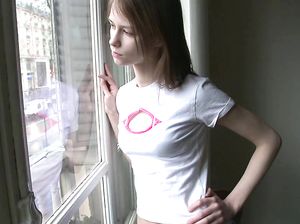 Осенним днем,  юная студентка со скуки трахает себя пальчиками