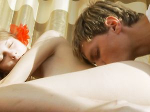 Молодой парень нежно трахнул свою сексапильную подругу