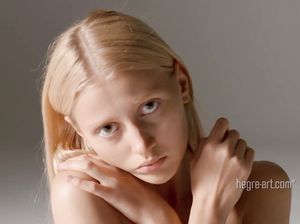 Съемки в стиле ню худенькой белокурой модели