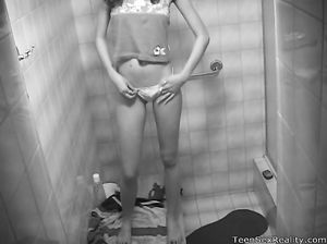 Олеся раздевается в ванной перед зеркалом