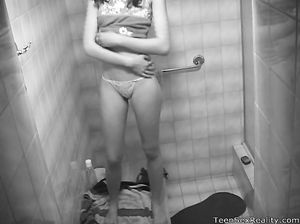 Олеся раздевается в ванной перед зеркалом