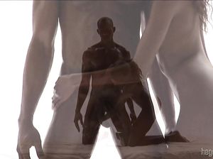 Стройная молодая шоколадка и лысый негр делают друг другу массаж