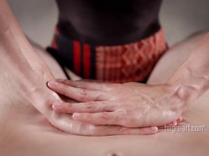 Массажистка профессионально делает массаж пениса клиенту