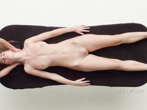 Массажистка пальчиками довела расслабленную клиентку до экстаза