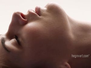 Рыжая Света ласкает себя вибратором на синем столе