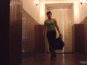 Тренер йоги делает сладострастный массаж спортивной клиентке