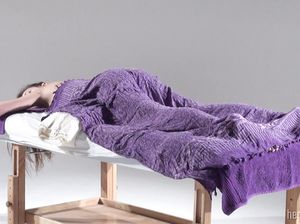 Горячая брюнетка получила масляный массаж киски