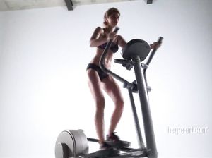 Стройная цыпочка занимается голой на тренажере