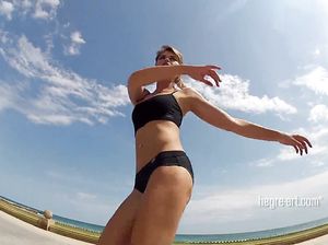 Стройная цыпочка занимается голой на тренажере