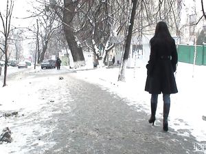 Себялюбивая малышка приласкала свою пизденку перед зеркалом