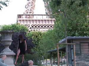 Стройная длинноволосая модель показывает сиськи на фоне Эйфелевой башни