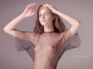 Рыжеволосая худышка позирует обнаженным телом перед фотографом