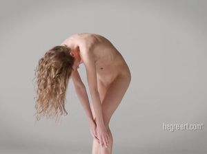 Худая телка показывает аккуратные маленькие сиськи