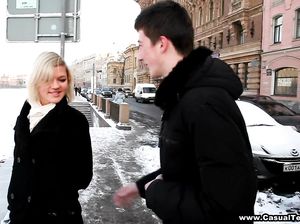 Парень познакомился с блондинкой у реки и предложил заняться сексом