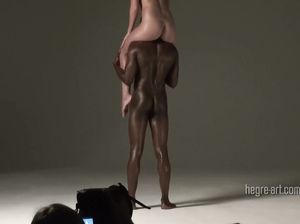 Черно белая фотосессия миниатюрной блонды и большого негра