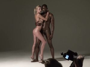 Черно белая фотосессия миниатюрной блонды и большого негра