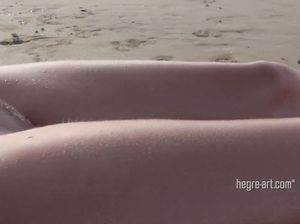 Стройная русалка показывает своё голое сексуальное тело на пляже